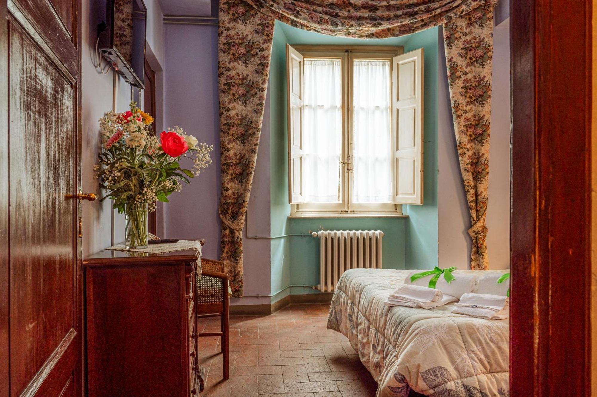 Antica Casa Dei Rassicurati Bed & Breakfast Montecarlo Eksteriør bilde