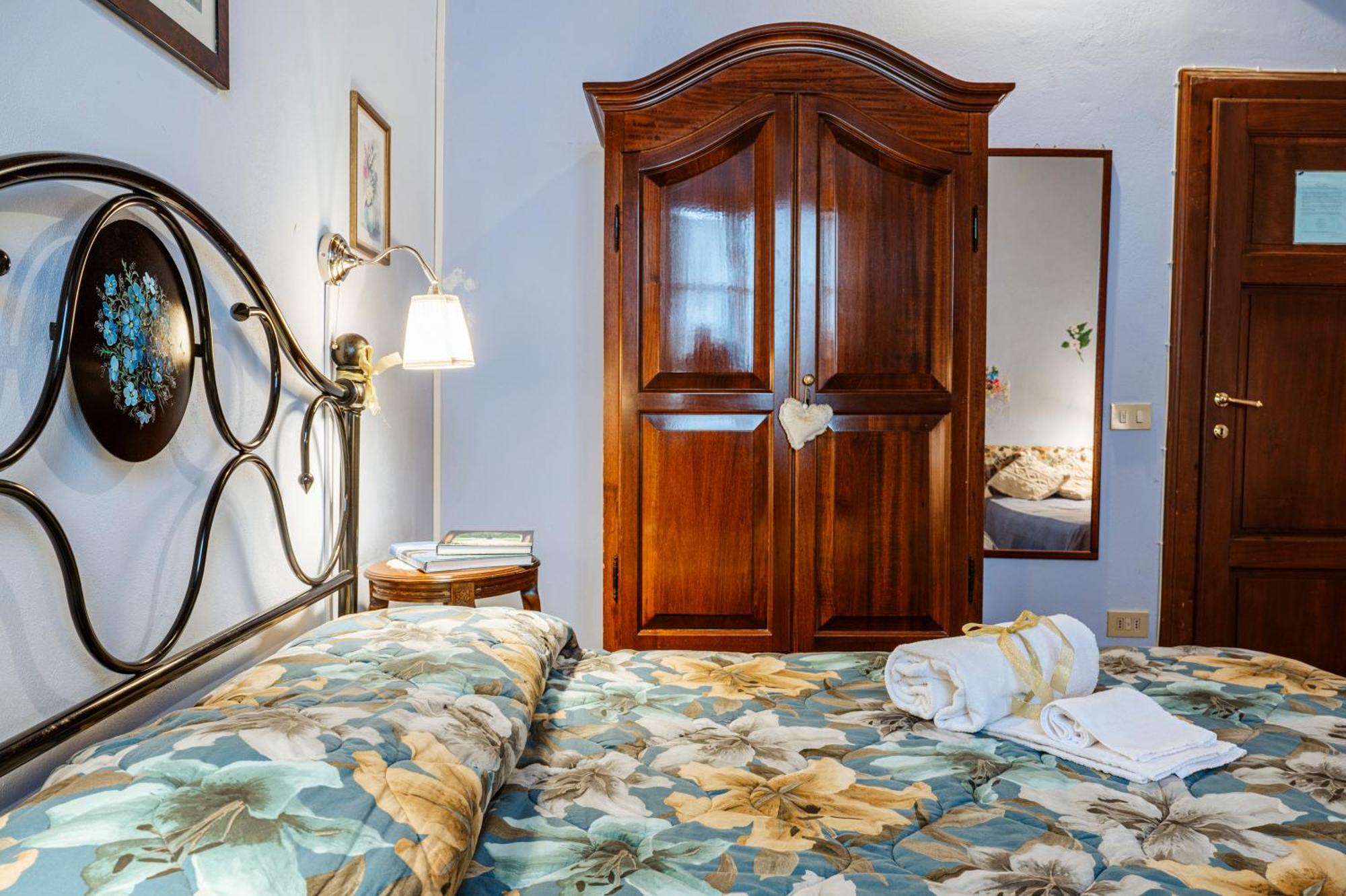 Antica Casa Dei Rassicurati Bed & Breakfast Montecarlo Eksteriør bilde